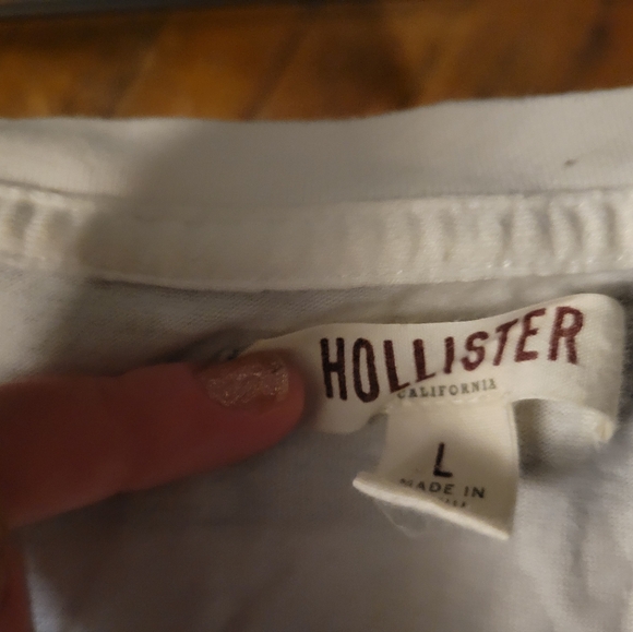 Hollister V-Neck Tee - Picture 3 of 3